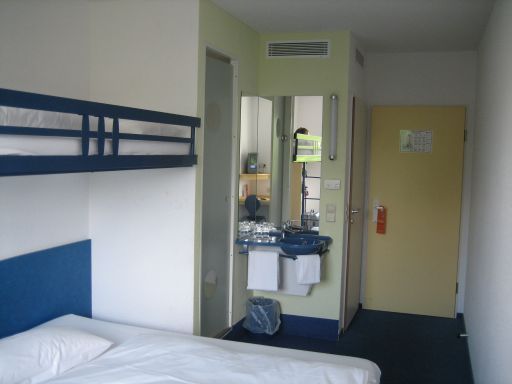 ibis budget (ehemals Etap Hotel) Potsdamer Platz, Berlin, Deutschland, Waschbecken, Tür, Eingang zur Dusche und WC