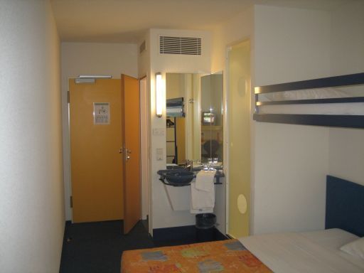 ibis budget (ehemals Etap Hotel), Stuttgart City, Stuttgart, Deutschland, Zimmer 433 mit großem Bett, Etagenbett, Waschbecken, Eingangstür, Tür zum WC