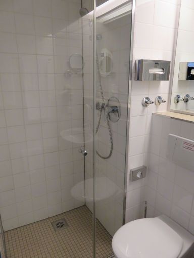 H+ Hotel Frankfurt Airport West, Deutschland, Bad mit WC und Dusche