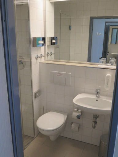 H+ Hotel Frankfurt Airport West, Deutschland, Bad mit WC und Waschbecken