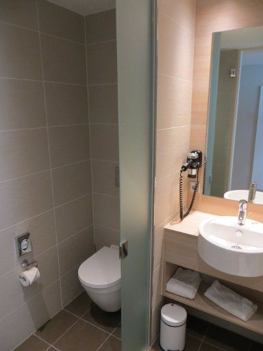 H2 Hotel München Messe, Deutschland, Bad mit WC und Waschtisch