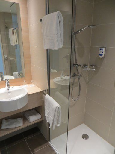 H2 Hotel München Messe, Deutschland, Bad mit Waschtisch und Dusche