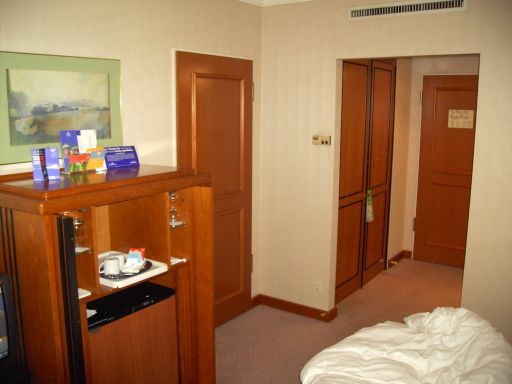 Hilton City, München, Deutschland, Schrank mit Minibar, Verbindungstür zum Nachbarzimmer, Eingang