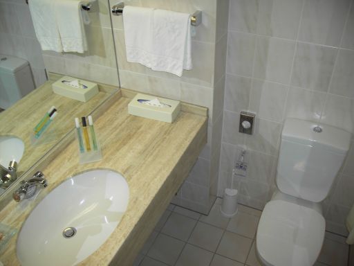 Hilton City, München, Deutschland, Badezimmer mit Waschtisch und WC