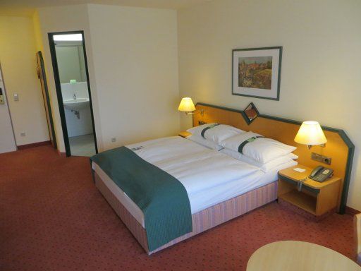 Holiday Inn® Essen City Centre, Essen, Deutschland, Zimmer 218 mit Doppelbett, Nachttischleuchten, Eingangstür und Tür zum Bad