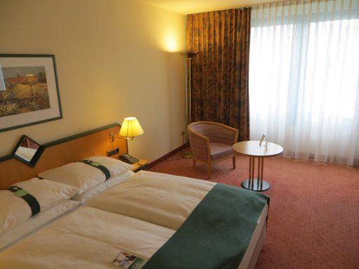 Holiday Inn® Essen City Centre, Essen, Deutschland, Zimmer 218 mit Fenster, Tisch und Sessel