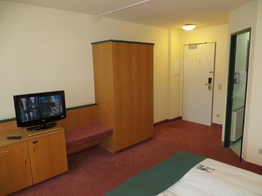 Holiday Inn® Essen City Centre, Essen, Deutschland, Zimmer 218 mit Flachbildfernseher, Minibar, Kofferablage, Schrank und Eingangstür