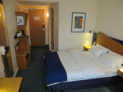 Holiday Inn Express® Dortmund, Deutschland, Zimmer 102 mit  Doppelbett, Föhn, Wandspiegel, Wasserkocher, Kaffee, Tee, Schrank, Eingangstür und Trennwand zum Bad