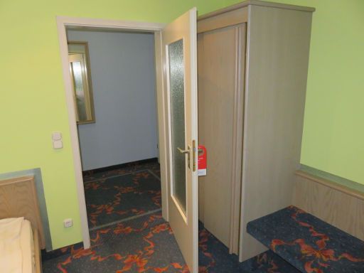 Hotel am Schlosspark, Ismaning, München, Deutschland, Zimmer 251 mit Flur, Schrank und Kofferablage