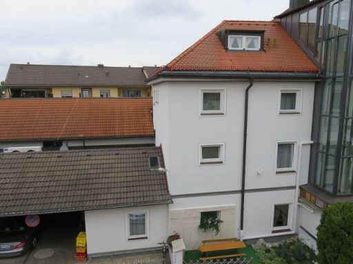 Hotel am Schlosspark, Ismaning, München, Deutschland, Zimmer 251 mit Blick auf das Nachbargebäude vom Hotel