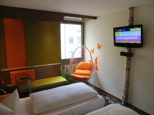 Hotel Cocoon Stachus, München, Deutschland, Zimmer 363 mit Fenster, Ball Chair, Docking Station für den I–Pod, Flachbildfernseher mit DVD Player