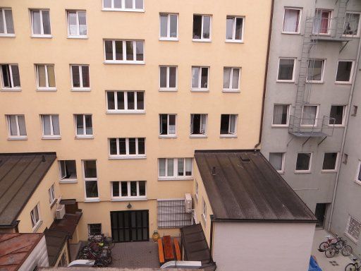 Hotel Cocoon Stachus, München, Deutschland, Ausblick aus dem Zimmer 363 in den Innenhof