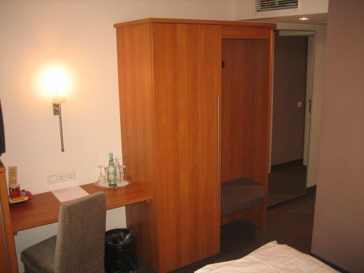 Hotel Düsseldorf Mitte, Düsseldorf, Deutschland, Tisch, Stuhl und Schrank, Wandspiegel, Ausgang