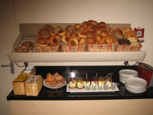 Hotel Düsseldorf Mitte, Düsseldorf, Deutschland, ein Teilbereich vom Frühstücksbuffet