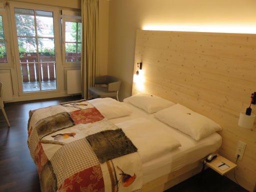 Hotel & Gasthof Feldmochinger Hof, München, Deutschland, Zimmer 6 mit Doppelbett, Telefon, Nachttischleuchte, Stuhl und Balkontür