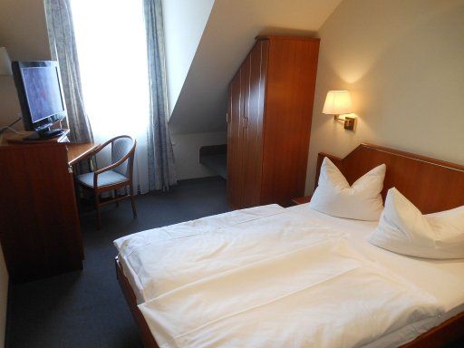 Hotel Markgraf, Leipzig, Deutschland, Zimmer 368 mit Doppelbett, Flachbildfernseher, Schreibtisch, Stuhl, Fenster, Kofferablage und Schrank