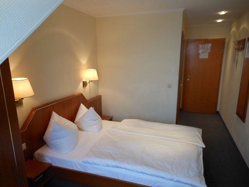 Hotel Markgraf, Leipzig, Deutschland, Zimmer 368 mit Doppelbett, Halogenbeleuchtung, Wandspiegel, Trennwand zum Bad und Eingangstür