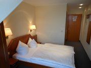 Hotel Markgraf, Leipzig, Deutschland, Zimmer 368 mit Queensize Bett, Halogenbeleuchtung, Wandspiegel, Trennwand zum Bad und Eingangstür