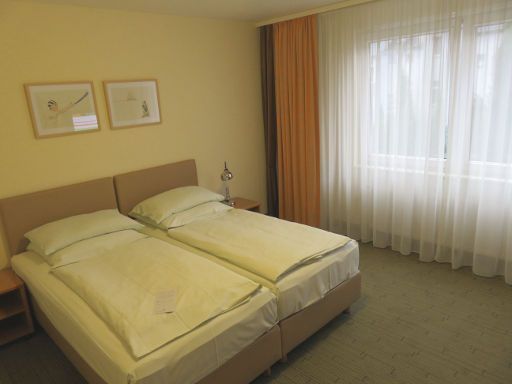 Hotel Residenz, Oberhausen, Deutschland, Zimmer 216 mit Doppelbett, Telefon, Nachttischleuchte und großem Fenster