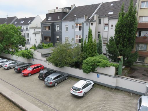 Hotel Residenz, Oberhausen, Deutschland, Blick aus dem Zimmer in den Innenhof und auf den kostenlosen Parkplatz