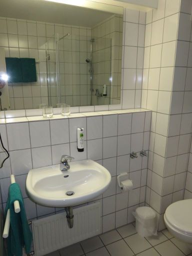 Hotel Residenz, Oberhausen, Deutschland, Bad mit Waschbecken und WC