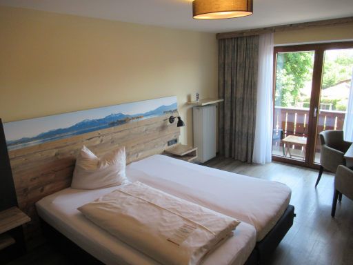 Hotel Unterwirt, Eggstätt, Deutschland, Zimmer 202 mit zwei Einzelbetten, Nachttisch, Nachttischleuchte, Heizkörper, Balkontür und Sessel