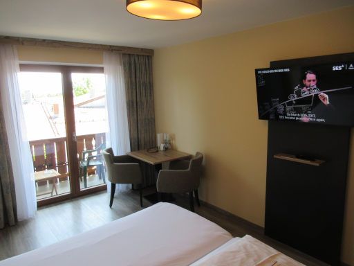 Hotel Unterwirt, Eggstätt, Deutschland, Zimmer 202 mit Tisch, Deckenleuchte und Flachbildfernseher