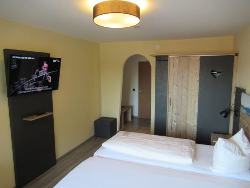 Hotel Unterwirt, Eggstätt, Deutschland, Eingangstür, Flur, Kofferablage und Wandschrank