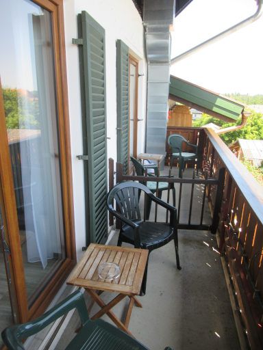 Hotel Unterwirt, Eggstätt, Deutschland, Zimmer 202 mit Balkon, zwei Kunststoffstühlen und einem Holztisch