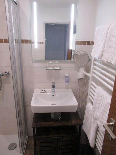 Hotel Unterwirt, Eggstätt, Deutschland, Bad mit Waschbecken