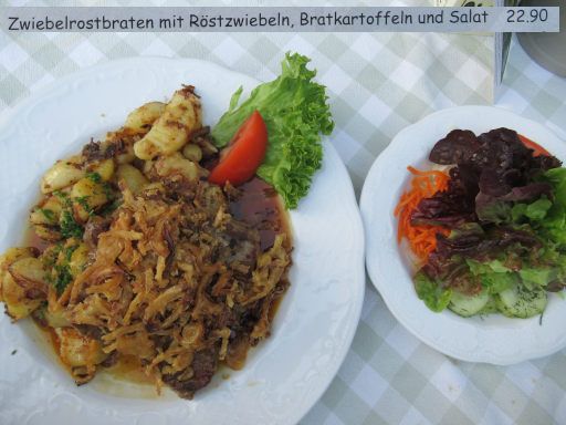 Hotel Unterwirt, Eggstätt, Deutschland, Zwiebelrostbraten im Juni 2025 im Biergarten