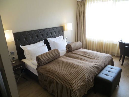 Hotel Vier Jahreszeiten Berlin City Kreuzberg, Berlin, Deutschland, Zimmer 507 mit Doppelbett, 4 Kopfkissen, Wandleuchten und Fenster