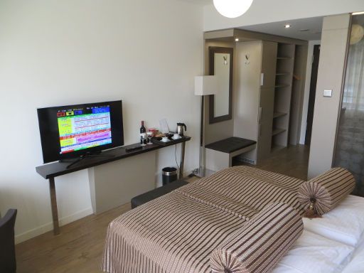 Hotel Vier Jahreszeiten Berlin City Kreuzberg, Berlin, Deutschland, Zimmer 507 mit Minibar, Schrank, Minisafe, Kofferablage, Wandspiegel, Trennwand zum Bad und Eingangstür