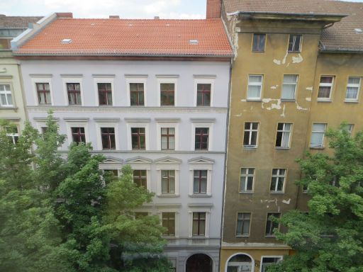 Hotel Vier Jahreszeiten Berlin City Kreuzberg, Berlin, Deutschland, Ausblick aus dem Zimmer 507 auf die gegenüberliegenden Häuser in der Straße