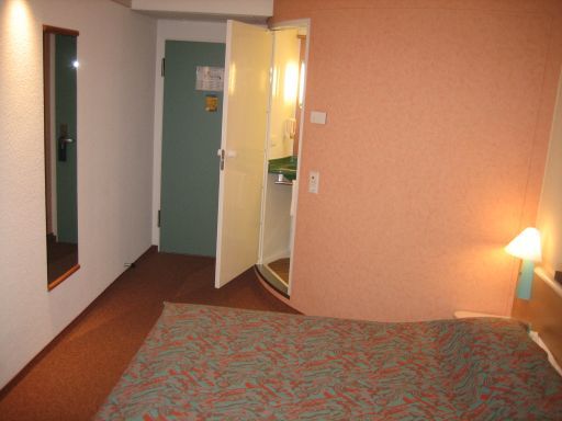 Ibis Hotel Potsdamer Platz, Berlin, Deutschland, großes Bett, Eingang zum Bad, Wandspiegel, Eingangstür