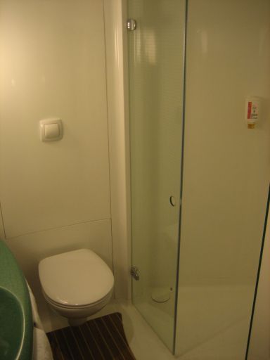 Ibis Hotel Potsdamer Platz, Berlin, Deutschland, Bad mit WC und Duschkabine