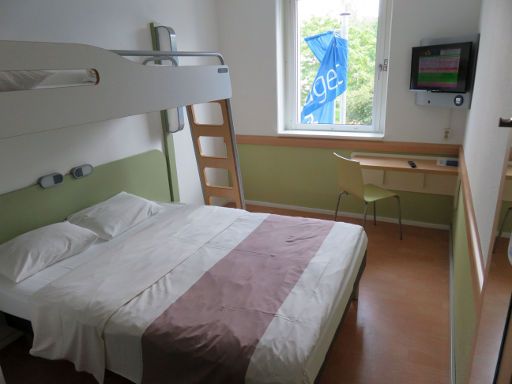 ibis budget Berlin Alexanderplatz, Berlin, Deutschland, Zimmer 221 mit Etagen- und Doppelbett, Fenster, Flachbildfernseher, Stuhl und Tisch