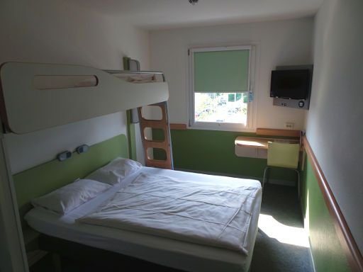 ibis budget Frankfurt Offenbach Süd, Offenbach, Deutschland, Zimmer 403 mit Etagenbett und Doppelbett, Fenster, Fenster, Stuhl, Tisch, Flachbildfernseher