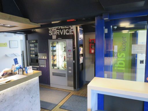 ibis budget Hotel Hannover, Garbsen, Deutschland, Empfangshalle mit Rezeption und Verkaufsautomaten
