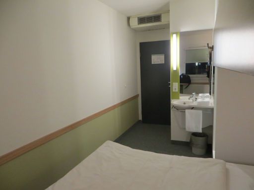 ibis budget Hotel Hannover, Garbsen, Deutschland, Zimmer 313 mit Hochbett, Doppelbett, Waschbecken, Klimaanlage und Eingangstür