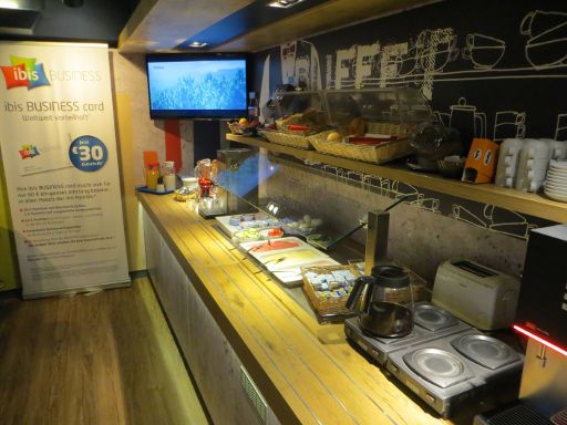 ibis budget Hotel Hannover, Garbsen, Deutschland, ein Teil vom Frühstücksbuffet im Erdgeschoß