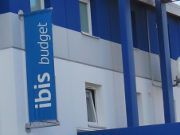 ibis budget Hotel Hannover, Garbsen, Deutschland, Zimmer 313 mit Flachbildfernseher, Fenster, Stuhl, Tisch, Etagenbett und Doppelbett