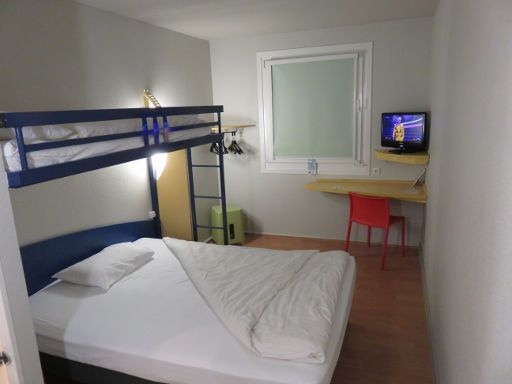 ibis budget Hannover Hauptbahnhof, Hannover, Deutschland, Zimmer 209 mit Etagenbett und Doppelbett, Flachbildfernseher, Fenster, Stuhl und Tisch