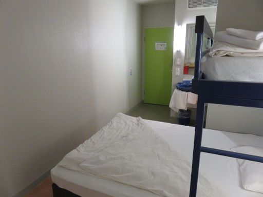 ibis budget Hannover Hauptbahnhof, Hannover, Deutschland, Zimmer 209 mit Hochbett, Doppelbett, Waschbecken, Klimaanlage und Eingangstür