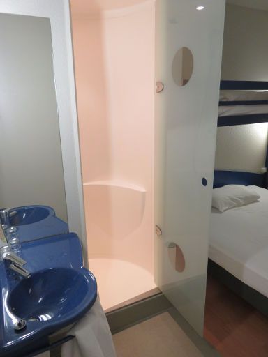 ibis budget Hannover Hauptbahnhof, Hannover, Deutschland, Waschbecken und Duschkabine