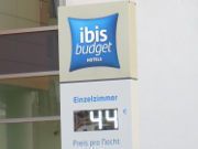 ibis budget Hannover Hauptbahnhof, Hannover, Eingang mit Preistafel