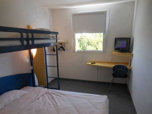 ibis budget Hotel München Ost Messe, Deutschland, Zimmer 301 mit Flachbildfernseher, Fenster, Stuhl, Tisch, Etagenbett und Doppelbett