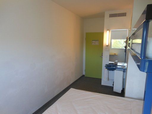 ibis budget Hotel München Ost Messe, Aschheim, Deutschland, Zimmer 301 mit Hochbett, Doppelbett, Waschbecken, Klimaanlage und Eingangstür