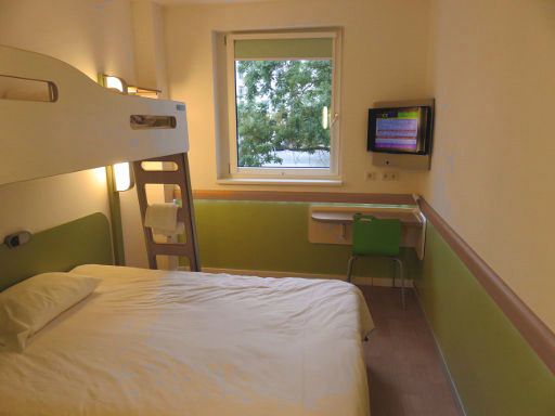 ibis budget Nuernberg City Messe, Nürnberg, Deutschland, Zimmer 21 mit Etagen- und Doppelbett, Fenster, Flachbildfernseher, Stuhl und Tisch