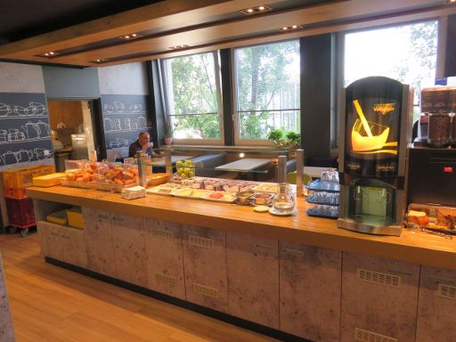 ibis budget Nuernberg City Messe, Nürnberg, Deutschland, Frühstücksraum mit Buffet neben der Rezeption